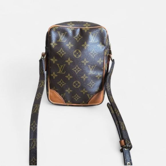 Authentic Louis Vuitton Danube crossbody bag (Unisex) - Picture 2 of 11